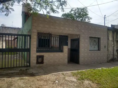 CASA CON 1 DORMITORIO, LIVING, COCINA, COMEDOR Y GARAGE