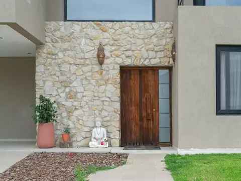 CASA EN VENTA 5 AMBIENTES EN TERRALAGOS