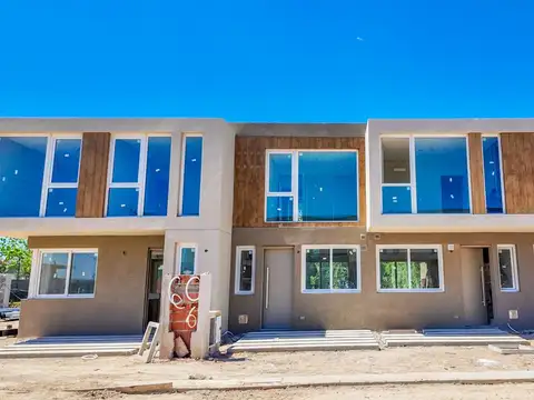 Townhouse en venta 3 ambientes con jardin privado en Aldeana Pilar