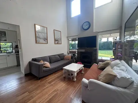 Barrio Cerr. Estancia Alvear -  SUPER LUMINOSA  - CASA VENTA