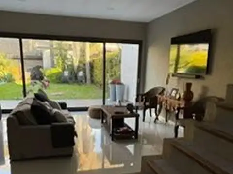 Hermosa casa 4 ambientes con piscina y jardin