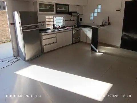 Casa 4 ambientes con 2 baños