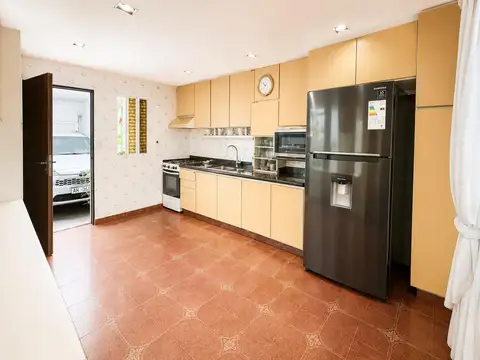CASA DE 5 AMBIENTES CON PATIO Y DOS TERRAZAS
