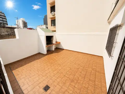 CASA DE 5 AMBIENTES CON PATIO Y DOS TERRAZAS