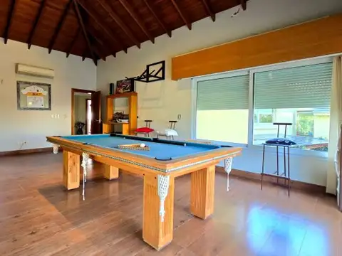 VENTA CASA 12 AMBIENTES. 6 DORMITORIOS EN SUITE CON VESTIDOR. PISCINA. PARQUE. 6 COCHERAS. BARR...