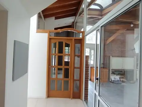 Casa en Alquiler con 3 cocheras