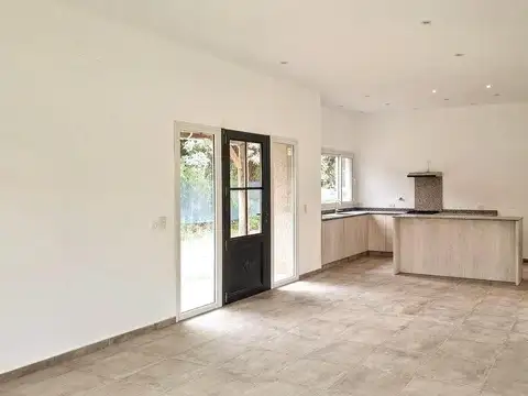 Casa 4 ambientes con 2 baños