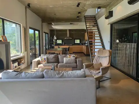 Casa 5 ambientes con 4 baños