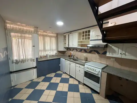 Casa 6 ambientes con 2 baños
