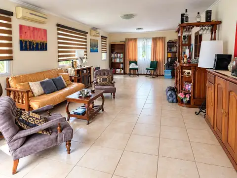 VENTA. CASA 4 AMBIENTES SOBRE LOTE DE 1090 M2. PILETA Y PARRILA. CHASCOMÚS