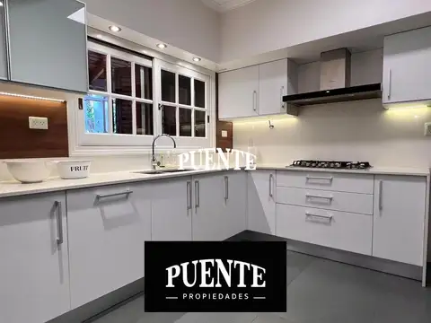 Chalet de 4 dormitorios, con parque y pileta en la mejor ubicación de Monte Grande