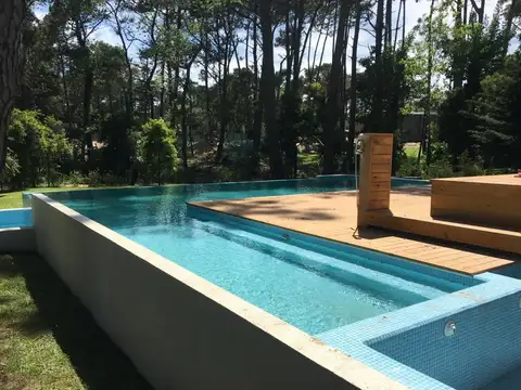 Casa en Venta en Carilo, USD 1.500.000