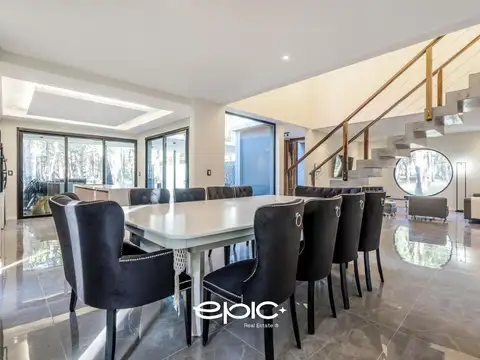 Casa en Venta con 2 cocheras