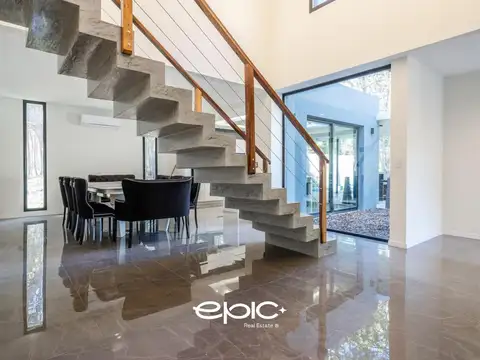 Casa 7 ambientes con 5 baños