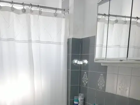 casa céntrica, 3 dormitorios, patio con parrilla.