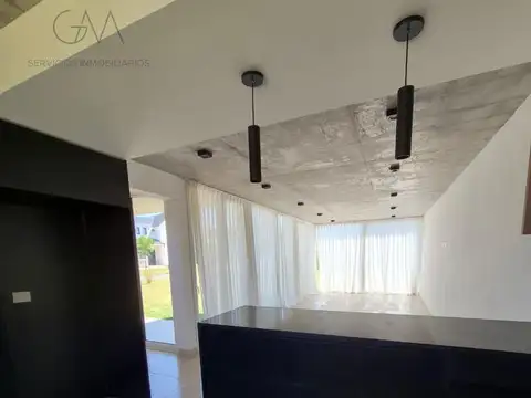 Casa en Alquiler con 2 cocheras