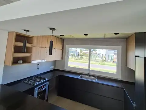 Casa 4 ambientes con 3 baños