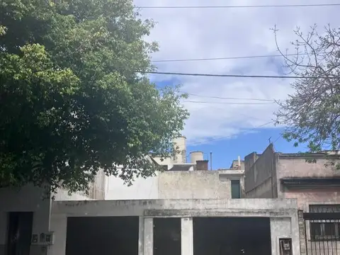 LOTE 8,66x16,50mtrs CASA ANTIGUA A DEMOLER TODOS LOS SERVICI