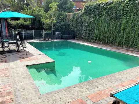 Chalet de estilo con Gran Parque y Piscina.-