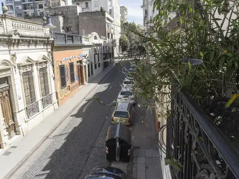 Depto. de 4 ambientes con dependencia.