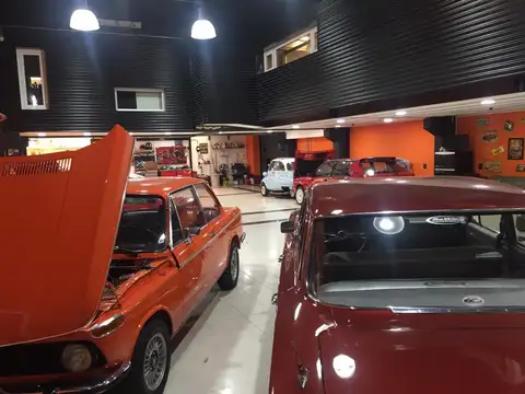 Depósito con oficinas y PH para coleccionistas de autos