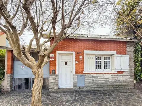 Casa de 2 ambientes con dependencia en lote propio