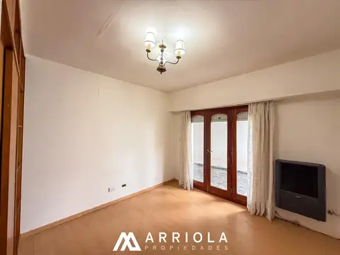 Casa de 2 ambientes con dependencia en lote propio