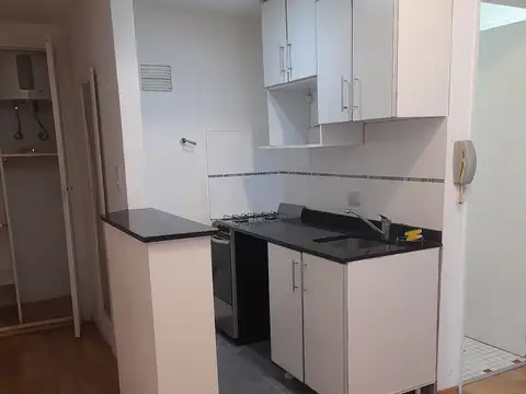 RECOLETA Amplio dpto de 1 ambiente dividido, muy luminoso vista contrafrente pulmón de manzana. Excelente ubicación