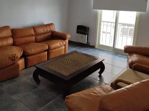 Caballito, Campichuelo 200, 4 amb, u$s 1,200 + expensas ( $ 170,000) + servicios. 6px.