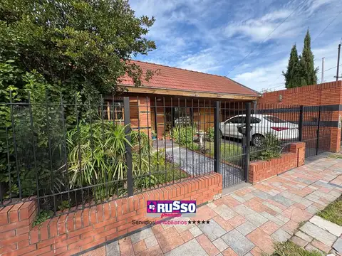 Casa 4 ambientes con 2 baños