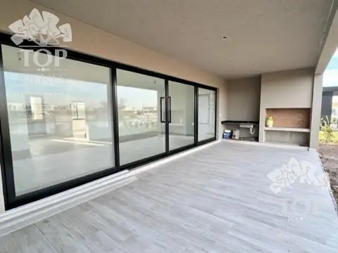 Casa 7 ambientes con 5 baños
