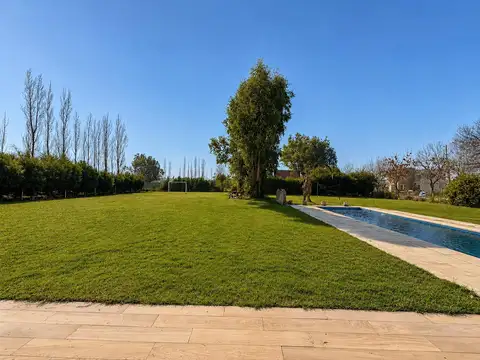 Venta Casa Quinta con Pileta en Barrio Cerrado Fincas de San Vicente