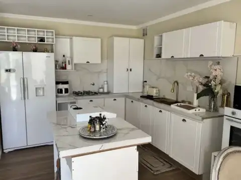 Casa en Venta con 3 cocheras