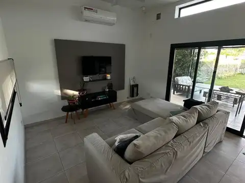 Casa 8 ambientes con 3 baños