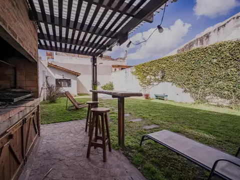 Casa sobre lote de 8,66 x 32,33 de 5 ambientes jardín, parrilla y piscina.