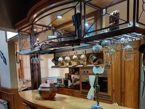 Casa 6 ambientes con 2 baños