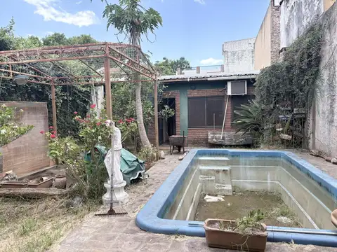 Casa de pasillo no PH - Patio verde y Pileta - Echevarría  al 500