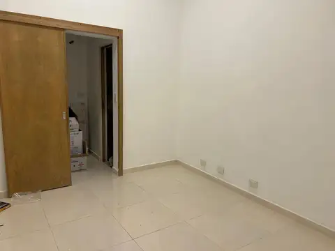 Oficina 7 ambientes con 8 baños