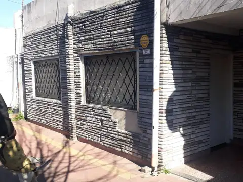 ALQUILER - CASA 3 AMB. - PATIO AL FRENTE - PALOMAR