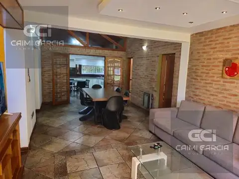 Casa 9 ambientes con 3 baños