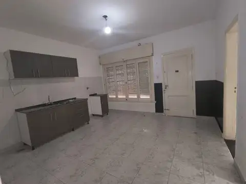 Depto Tipo Casa en Alquiler en Morón, $ 680.000