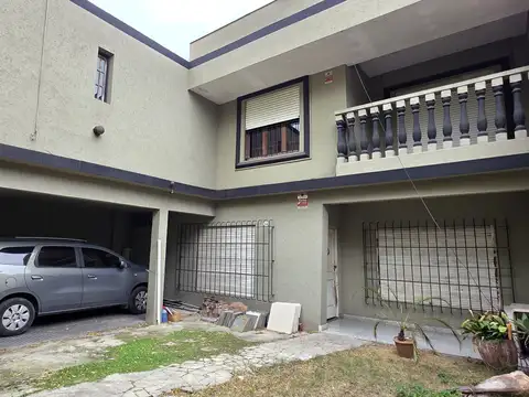 CASA EN 2 PLANTAS CON JARDIN, COCHERA PARA VARIOS AUTOS, 6 AMBIENTES, 2 BAÑOS, PATIO, TERRAZA, BALCON, ETC