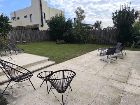 Casa en Alquiler con 4 cocheras