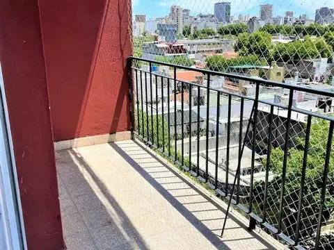 Monoambiente muy luminoso con balcon y vista abierta