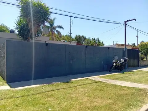 CASA EN VENTA EN ALVAREZ CON PILETA
