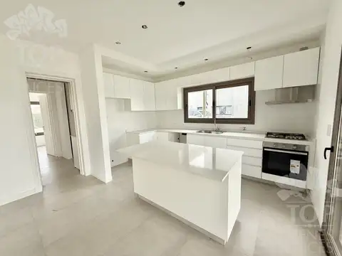 Casa 6 ambientes con 4 baños