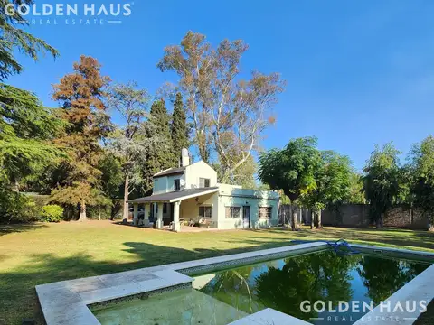 Casa en  Barrio Santa Amelia - Doble lote