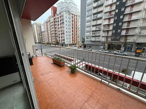 VENTA 4 AMBIENTES C/ DEPENDENCIA E/ COCHERA BALCON