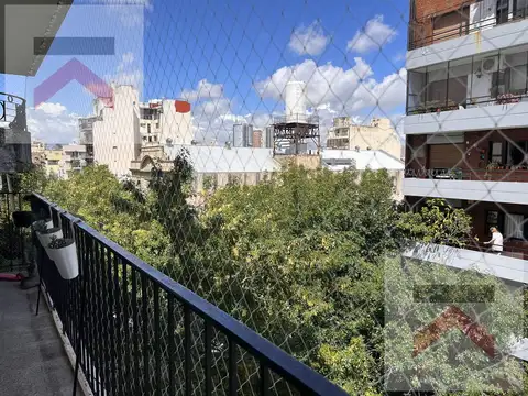 Luminosidad y  amplitud en sus espacio: semipiso con palier privado,  balcón y cochera.
