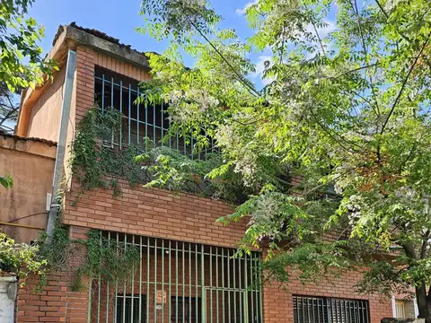 Venta en block !casa multifamiliar con 2unidades funcionales  Excelente oportunidad inversión 315 m2